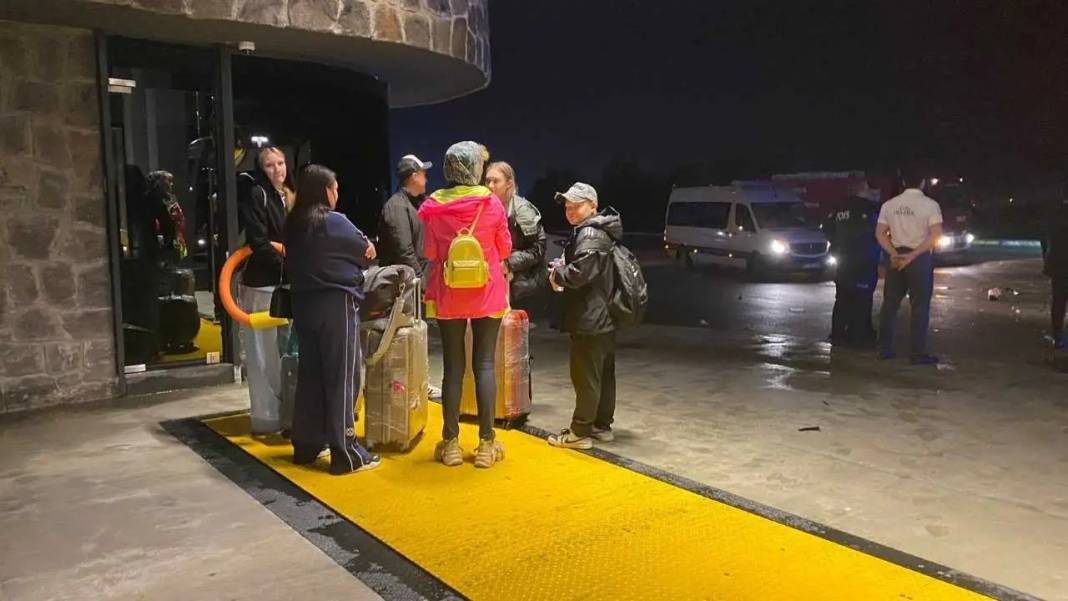 Serik’te Tur Minibüsüyle Otomobil Birbirine Girdi! 1’i Ağır 2 Yaralı 4